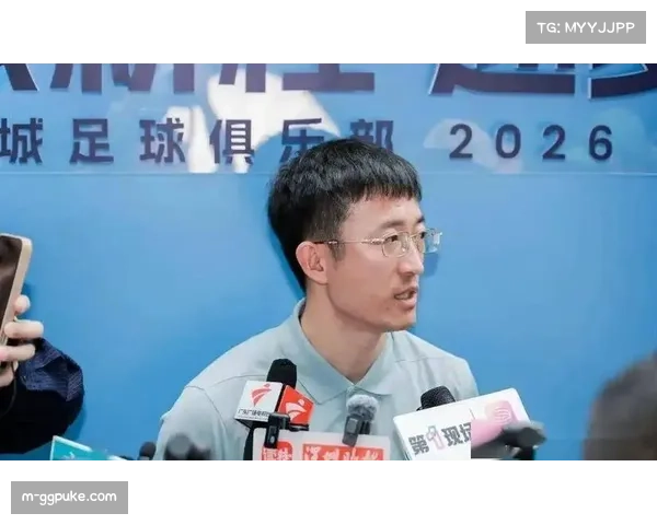 媒体人质疑裁判双标实锤 茹萨拉拽与姜至鹏肘击对比